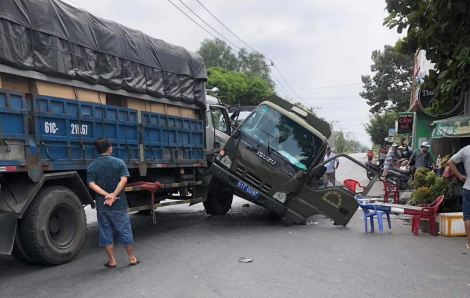 TPHCM: Xe chở phạm nhân tông xe tải, 3 người bị thương