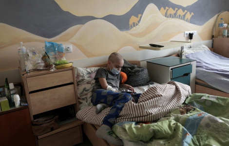 Trẻ em Ukraine mắc bệnh ung thư được đưa đến Anh để điều trị
