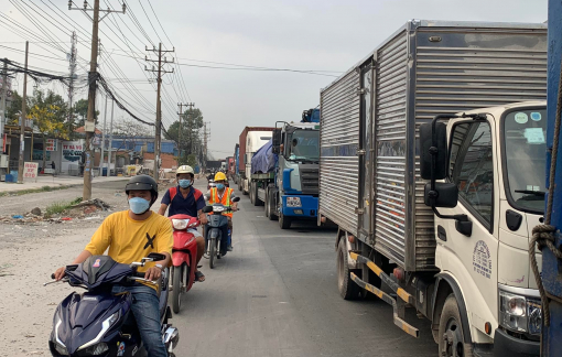 Bình Dương: Giao thông kẹt cứng trên 2 con đường huyết mạch