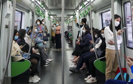 Giá xăng ở mức kỷ lục, người dân Hà Nội chọn di chuyển bằng tàu Cát Linh - Hà Đông