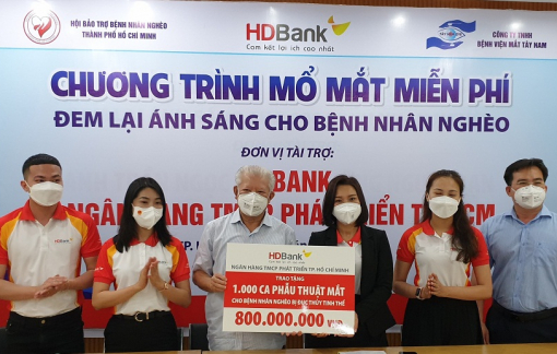 HDBank trao tặng 2.800 thẻ bảo hiểm y tế và tài trợ 1.000 ca phẫu thuật mắt cho người dân