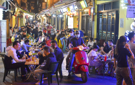 Hà Nội: Những con phố ẩm thực chật kín khách trong ngày đầu mở cửa sau 21g