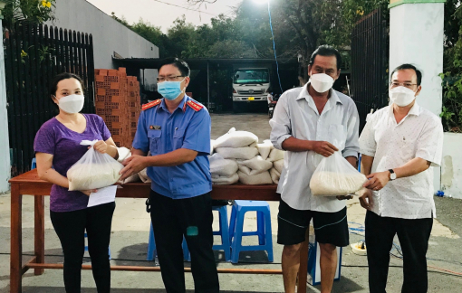 Bình Dương: Tặng gạo cho người đi tiêm vắc xin COVID-19 mũi 3