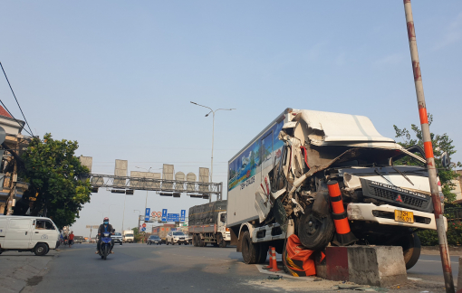 Liên tiếp 2 vụ tai nạn, tuyến Quốc lộ 1 ở TPHCM bị ùn tắc kéo dài
