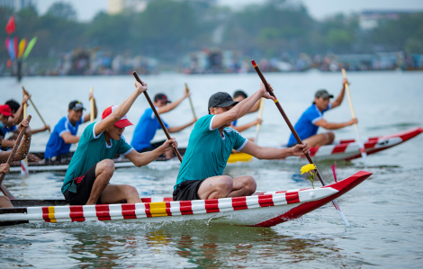 Huế: Tưng bừng hội đua ghe truyền thống trên sông Hương, sông Đông Ba