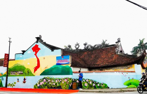 Bức bích họa, ngôi đình cổ, hai lần xâm hại