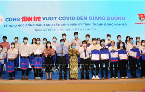 Tiếp sức cho gần 2.000 sinh viên, học sinh vượt khó đến trường