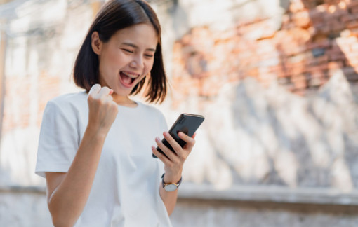 Hôn nhân bên bờ vực vì bạn đời mê điện thoại