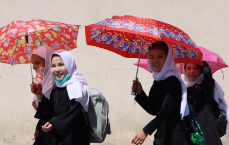 Nữ sinh Afghanistan bật khóc khi chính quyền Taliban đóng cửa trường học