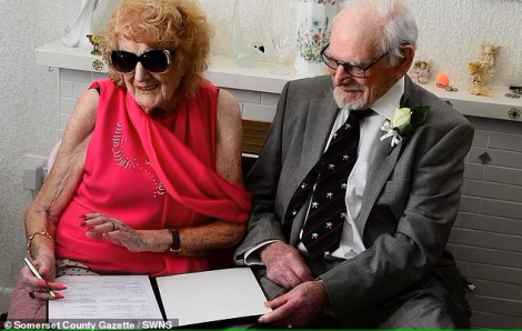 Cụ ông 90 cầu hôn bạn gái 92 tuổi trong lúc bà lên cơn đau tim