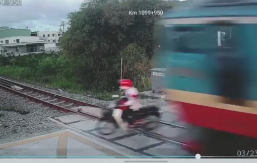 Clip: Cố băng qua đường sắt dù thanh chắn đã hạ, nam thanh niên bị tông tử vong