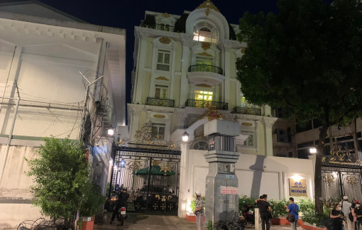 Thu nhiều vật chứng trong 2 căn nhà của bà Nguyễn Phương Hằng