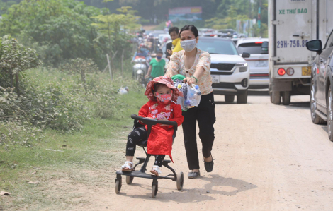 Đường sá kẹt cứng phương tiện chở người đi xem lễ hội khinh khí cầu