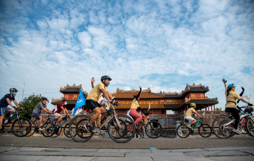 Người dân Huế đạp xe quảng bá du lịch