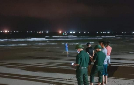 Đà Nẵng: Nhóm khách du lịch tắm biển đêm bị cuốn trôi