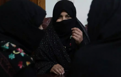 Taliban cấm phụ nữ đi máy bay mà không có nam theo kèm