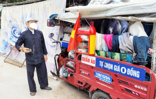 Ông lão 82 tuổi vẫn rong ruổi bán dạo quần áo giá… 0 đồng