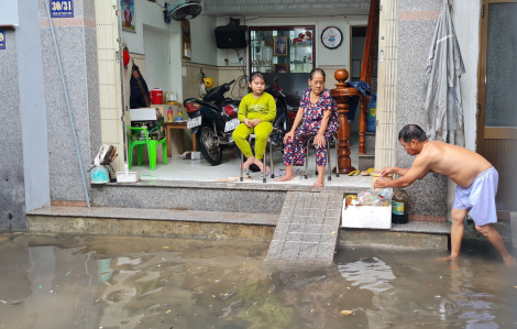 Mưa lớn, nhiều khu vực ở Bình Định; Quảng Ngãi ngập sâu, người dân không kịp trở tay