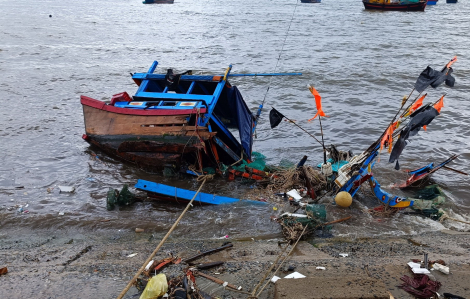 Mưa to, sóng lớn đánh chìm hàng chục tàu thuyền ở Khánh Hòa, Phú Yên, Bình Định