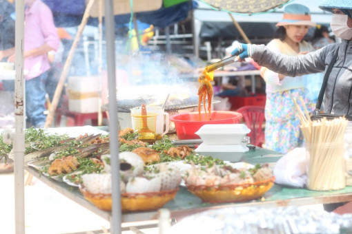 Những món ngon ở chợ hải sản chín ngay biển Cam Bình