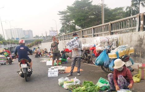 Họp chợ trong… hầm chui