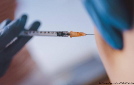 Đức: Người đàn ông tiêm 87 liều vắc xin để làm và bán hộ chiếu vắc xin giả
