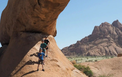 Hành trình neo giữ thế giới tươi đẹp của gia đình có 3 đứa trẻ sắp mù loà