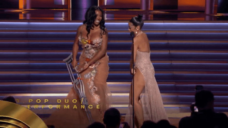 Grammy 2022: Chiếc váy phản chủ trên sân khấu khiến nữ ca sĩ "muối mặt"
