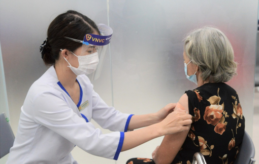 Khai trương VNVC Bà Rịa: Người dân quan tâm vắc xin phòng bệnh hô hấp
