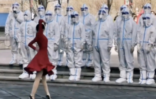 Khi hát múa, tặng cơm nước trở thành gánh nặng cho nhân viên y tế