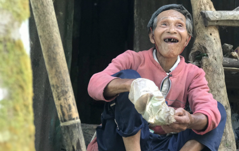 Ông lão hơn 20 năm bỏ làng lên núi sống một mình an vui, khỏe mạnh