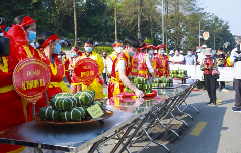 Sôi nổi hội thi gói bánh chưng, bánh giầy dâng vua Hùng ngày giỗ tổ