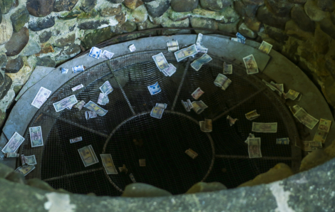 Tái diễn cảnh du khách hồn nhiên ném tiền vào giếng cổ Đền Hùng