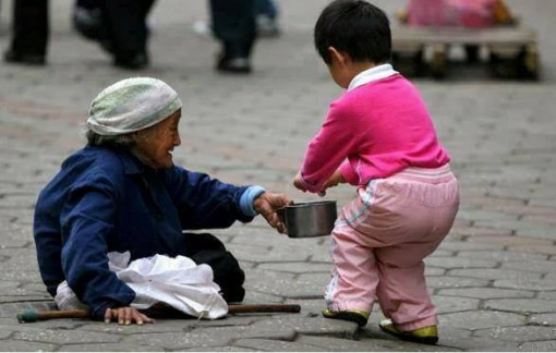 Trẻ em, người già có hoàn cảnh khó khăn sẽ được cấp thẻ bảo hiểm y tế miễn phí và tiền hỗ trợ hằng tháng