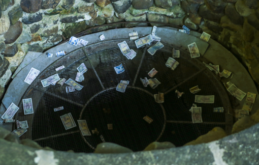 Tái diễn cảnh du khách hồn nhiên ném tiền vào giếng cổ Đền Hùng