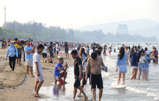 Biển Cửa Lò đông nghịt người sau 2 năm “ngủ đông” vì dịch COVID-19
