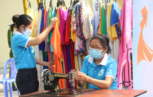 Ngày cuối tuần, bà con được tặng bình chữa cháy, ăn bữa cơm ngon và nhận áo dài đẹp