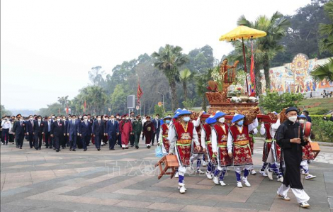 Chủ tịch nước dâng hương tưởng niệm các Vua Hùng