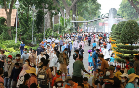 Thảo Cầm Viên Sài Gòn chật cứng người dân đổ về chơi lễ ngày Giỗ Tổ