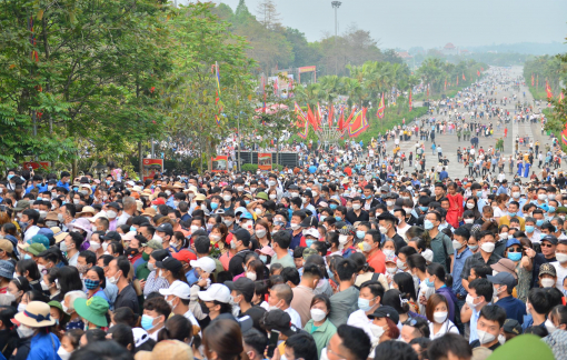 "Biển người" chen lấn đổ về dâng lễ ở đền Hùng