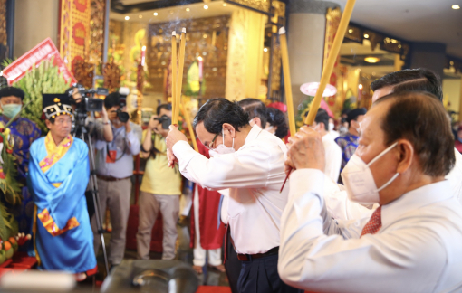 Lãnh đạo và người dân TPHCM dâng hương ngày giỗ Tổ
