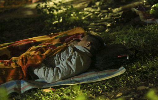 Du khách vạ vật ngủ ngoài trời chờ ngày dâng hương, hành lễ