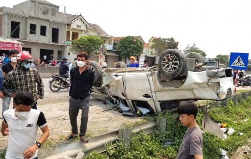 Ô tô bán tải bị tàu hoả hất văng khi băng qua đường sắt
