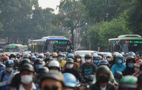 TPHCM, Hà Nội ngày đầu đi làm sau lễ: Đường phố kẹt cứng, xe buýt bỏ trạm giữa "biển người"
