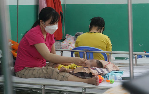 Chăm trẻ F0 sai cách, coi chừng hậu quả