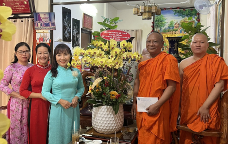 Thăm các cơ sở Phật giáo, tặng quà cho chị em người Khmer và phụ nữ khuyết tật