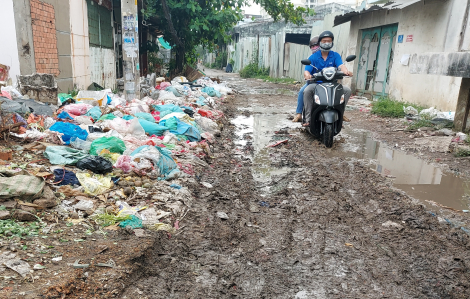 Vào khu biệt thự, chung cư đi qua… “hẻm rác”