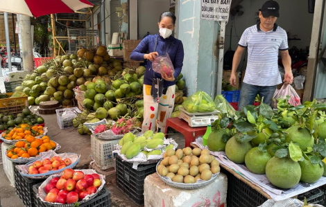 Giá hoa, trái cây tăng trong ngày rằm tháng Ba