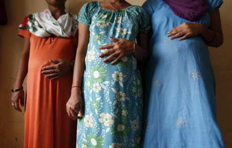Phụ nữ nghèo Ấn Độ mang thai hộ "chui" để kiếm tiền thay đổi cuộc đời