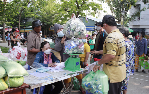 Hơn 400 người tham gia ngày hội đổi rác lấy quà và mua hàng bình ổn giá